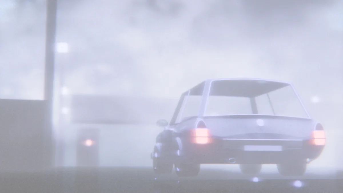 霧の中を走る車の後ろ姿