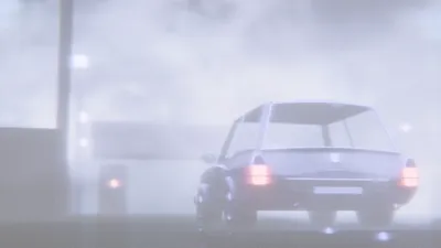 霧の中を走る車の後ろ姿